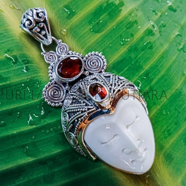 NY-MFPD016-Bone Moonface Pendant