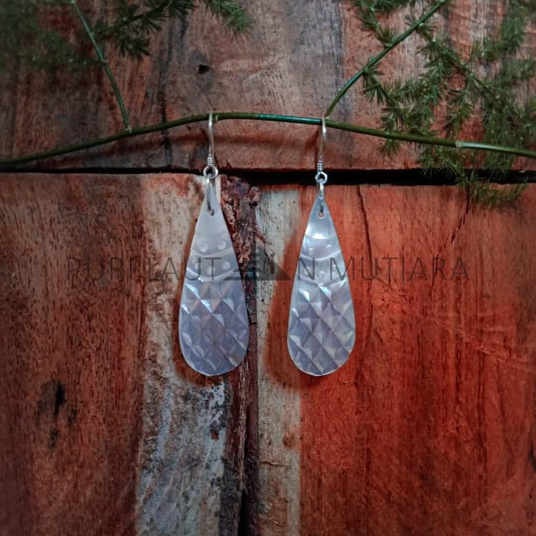 ANSE010-Simple Carving Shell With Silver Earwire