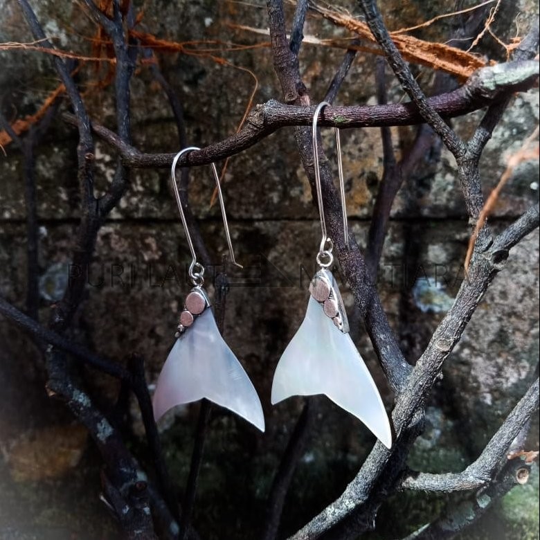 NY-ER142-Silver Dangling Earring With Fish Tail MOP