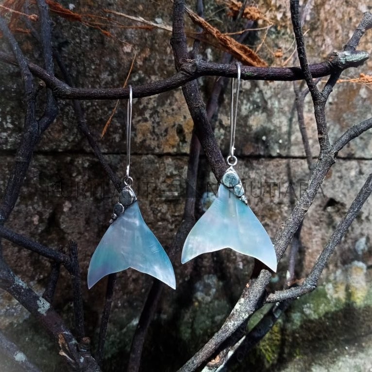 NY-ER142-Silver Dangling Earring With Fish Tail MOP