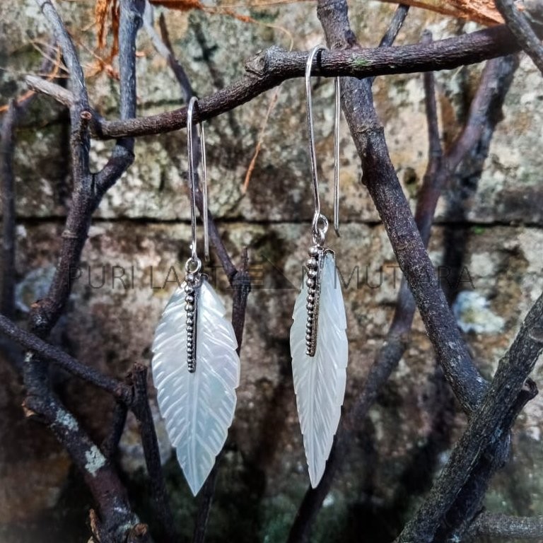 NY-ER148-Silver Dangling Earring With Carved MOP