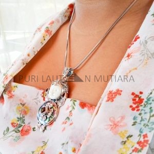 NY-MFPD024-Bone Moonface Pendant