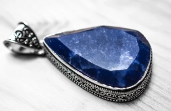 Shiny blue stone pendant jewelry