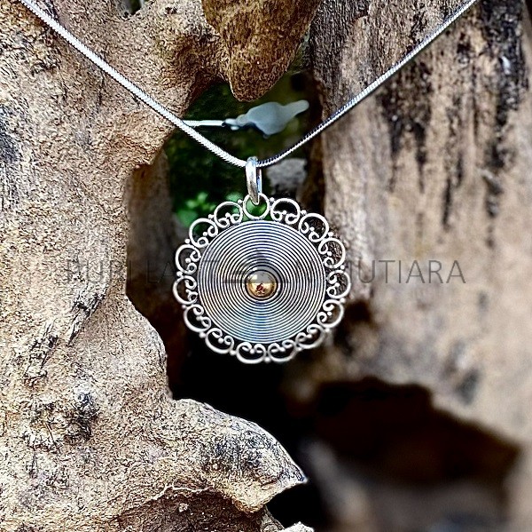 NY-PD035-Silver Flower Disc Pendant With Gold Accent