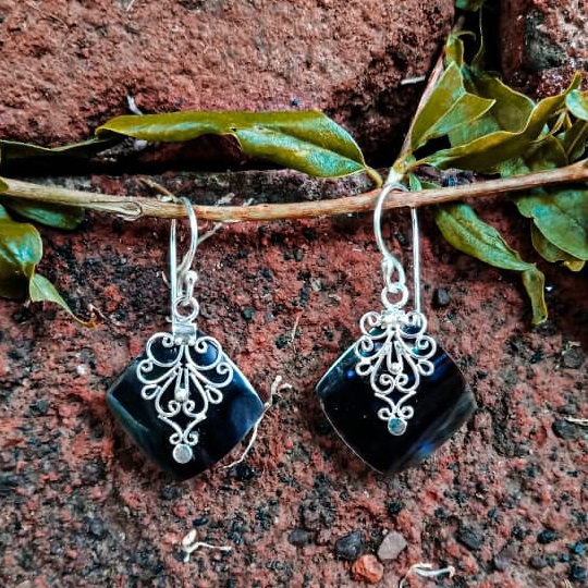 ER007-Wire Design Caps With Black Shell Earrings