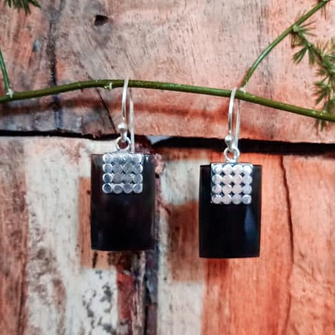 ER051-Armadillo Caps Rectangle Black Shell Earrings
