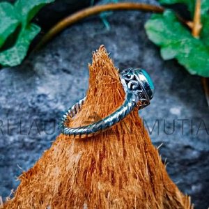 NY-R006-Twisted Band With Cast Gemstone Bezel